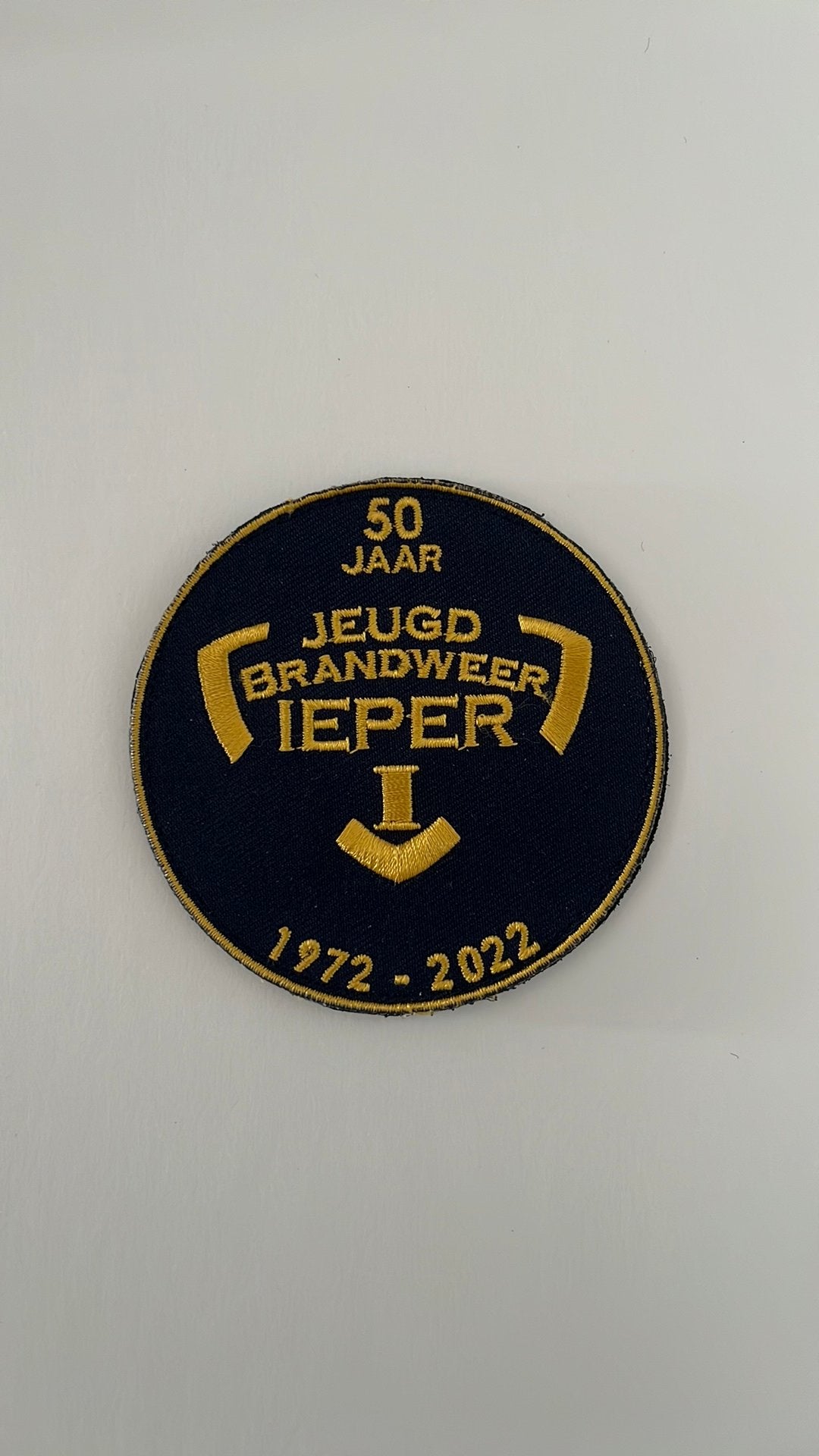 Badge 50 jaar Jeugdbrandweer Ieper, Ophalen of Verzenden, Overige soorten, Embleem of Badge
