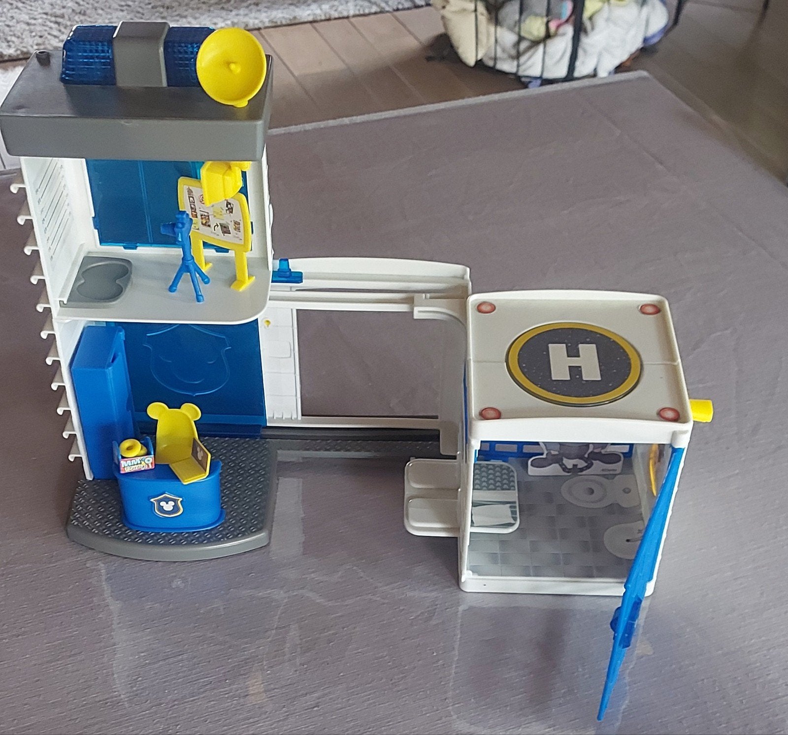 Mickey Mouse politiekantoor, Ophalen