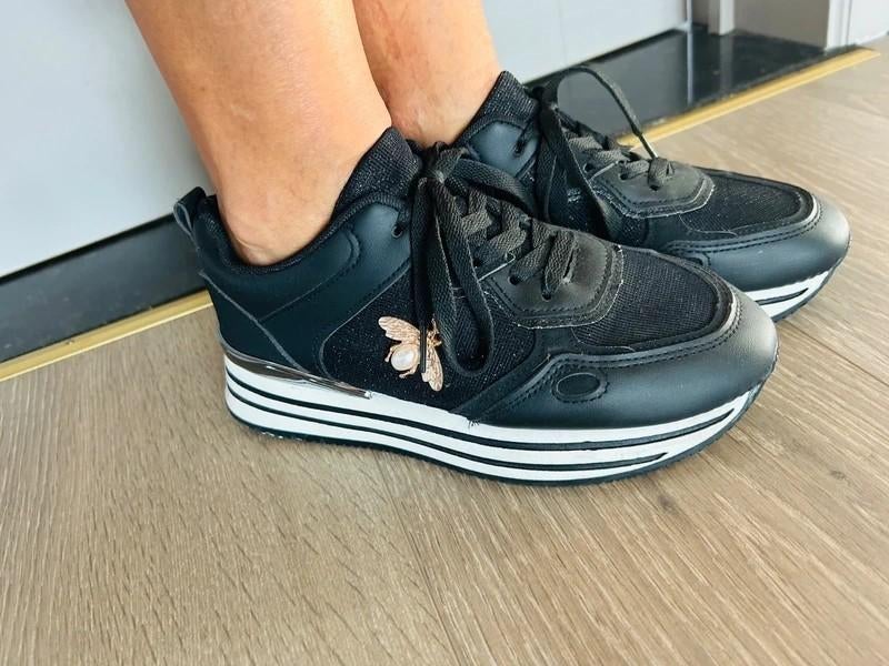 Zwarte sneakers met fantasie bij 39, Zwart, Ophalen of Verzenden, Zo goed als nieuw, Sneakers