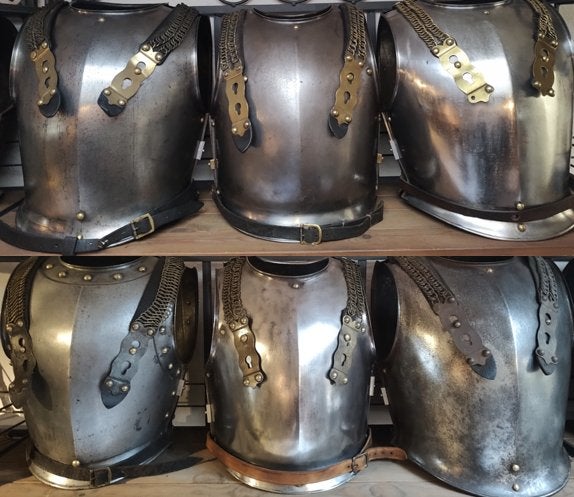 Lot Franse kurassen , € 700 per stuk uit te kiezen ., Collections, Envoi
