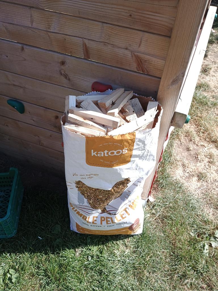 aanmaakhout/ fijn hout/ brandhout te koop, Tuin en Terras, Brandhout, Minder dan 3 m³, Ophalen, Overige houtsoorten, Blokken