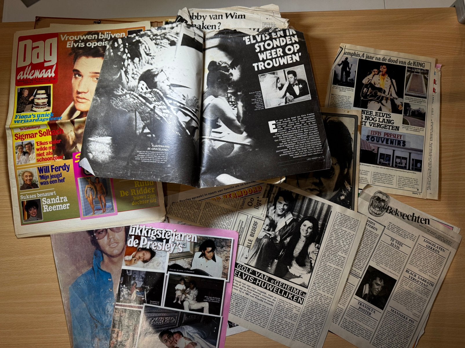 GRATIS - Elvis Presley krantenknipsel verzameling, Ophalen of Verzenden, Gelezen, Muziek, Film of Tv
