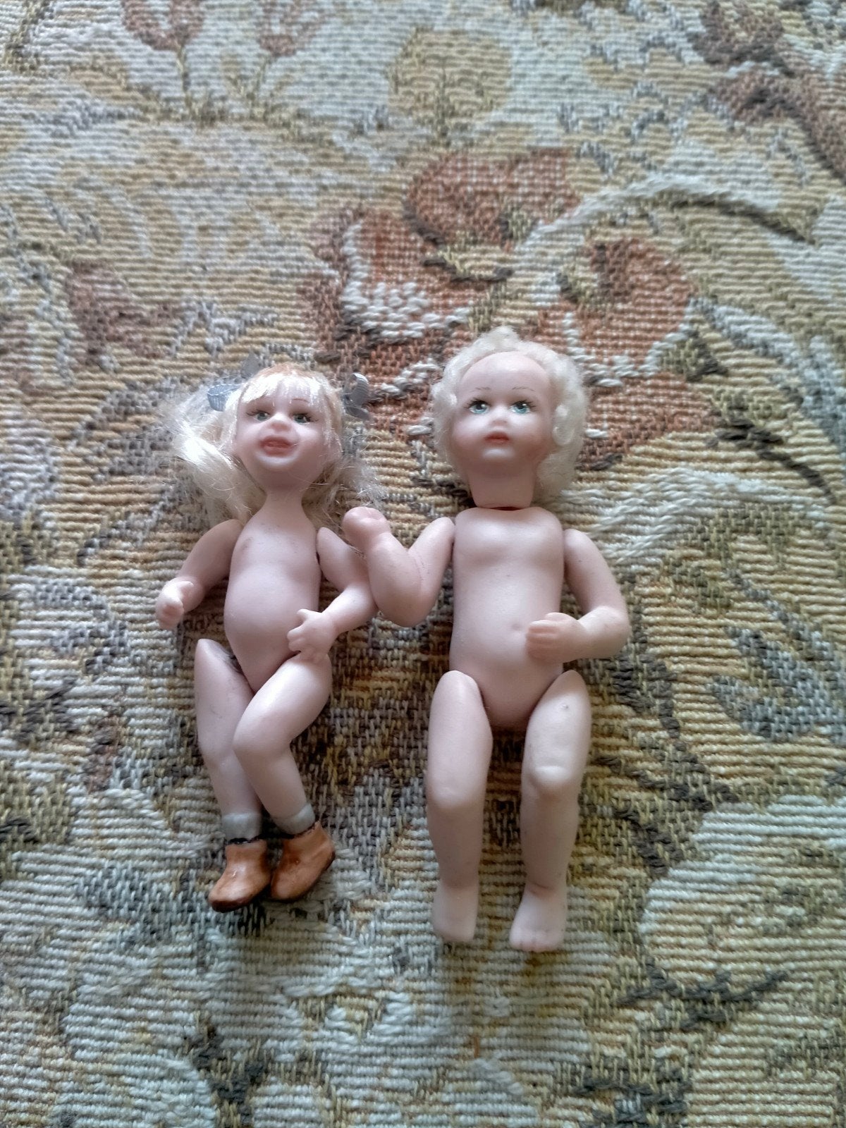 2 kleine porseleinen popjes, Ophalen