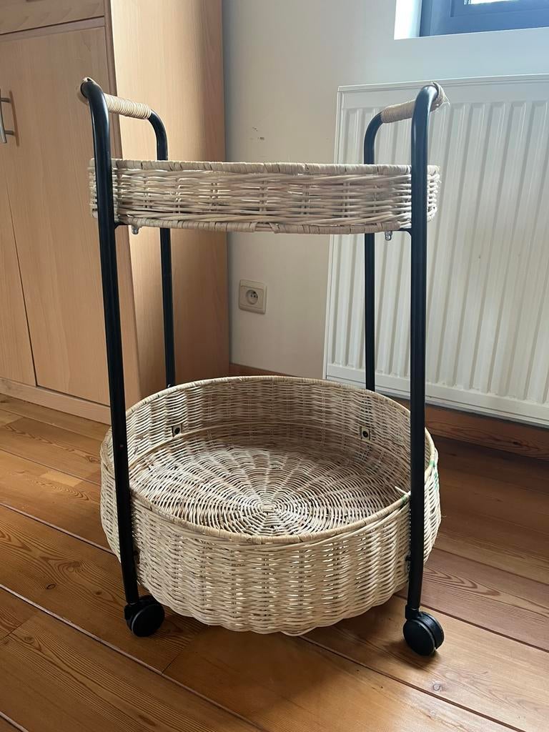 LUBBAN Roltafel met bergruimte, rotan/antraciet (Ikea), Huis en Inrichting, Tafels | Sidetables, Ophalen, Gebruikt, 50 tot 100 cm