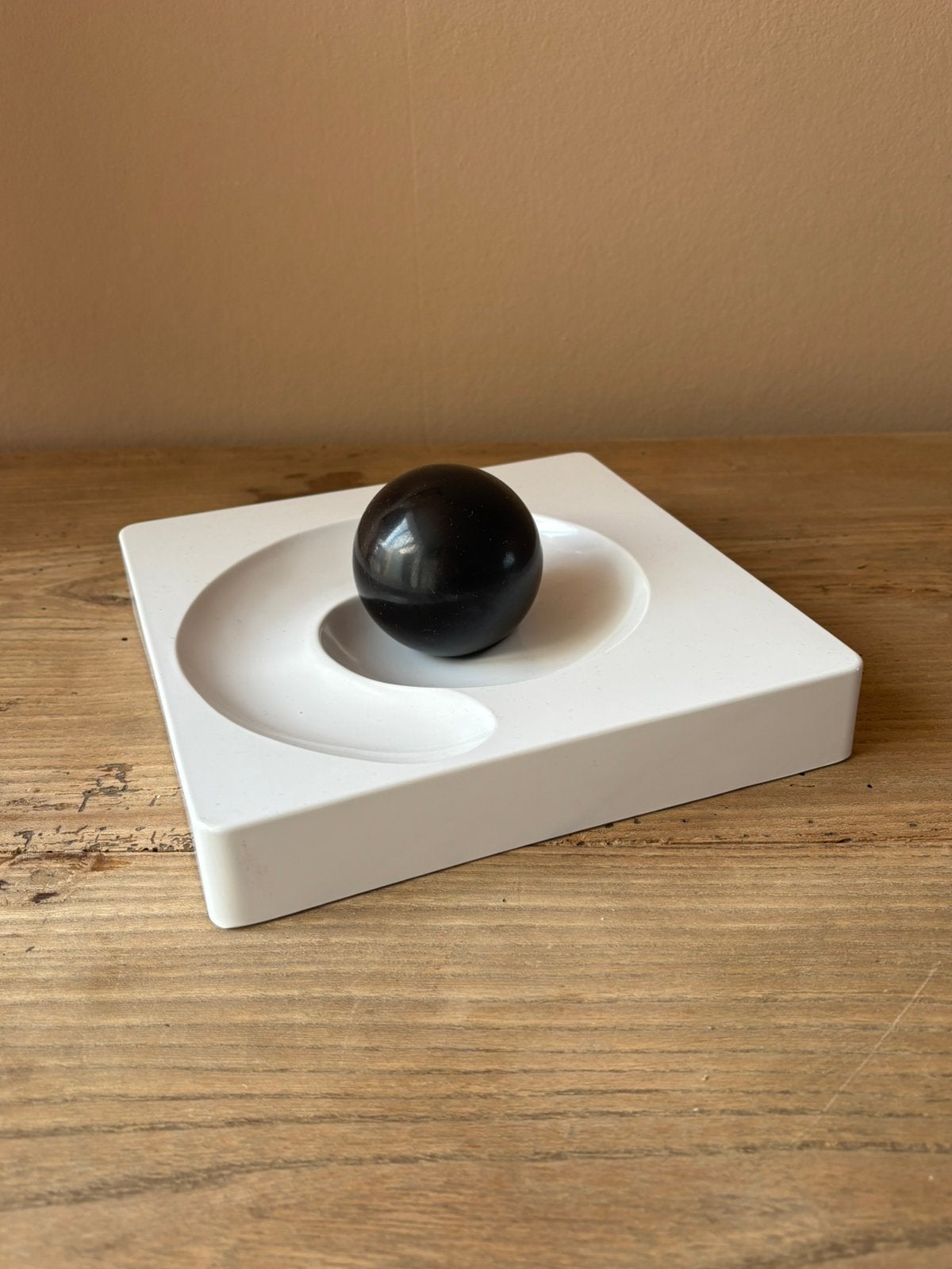 Vintage Artemide "Spyros" Asbak  – Eleonore Peduzzi Riva, Antiquités & Art, Art | Objets design, Enlèvement ou Envoi, Objet, Blanc
