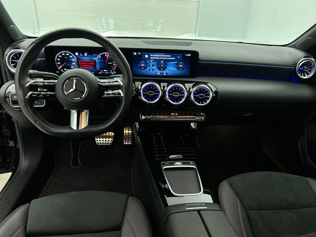 Mercedes-Benz A-Klasse 250 e Berline AMG Line | Verwarmde Ze, Auto's, Stof, Gebruikt, 16 kWh, Zwart