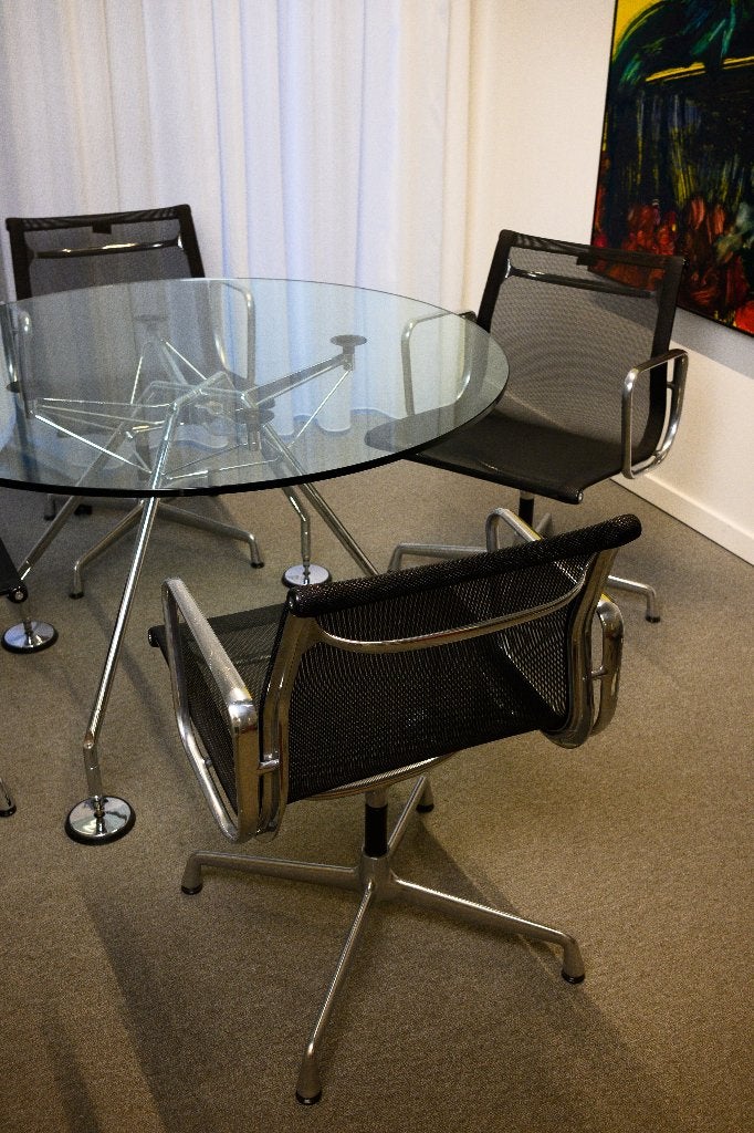 Chaises et table Vitra Nomos (Norman Foster), Synthétique, Deux, Enlèvement, Utilisé