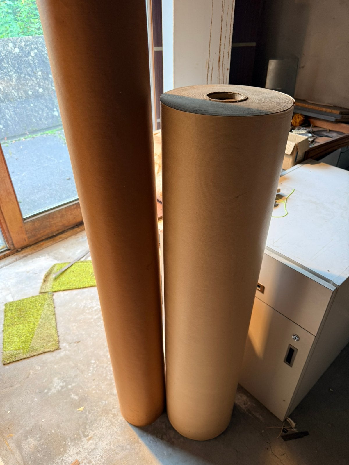 2 grote rollen papier, Ophalen, Zo goed als nieuw