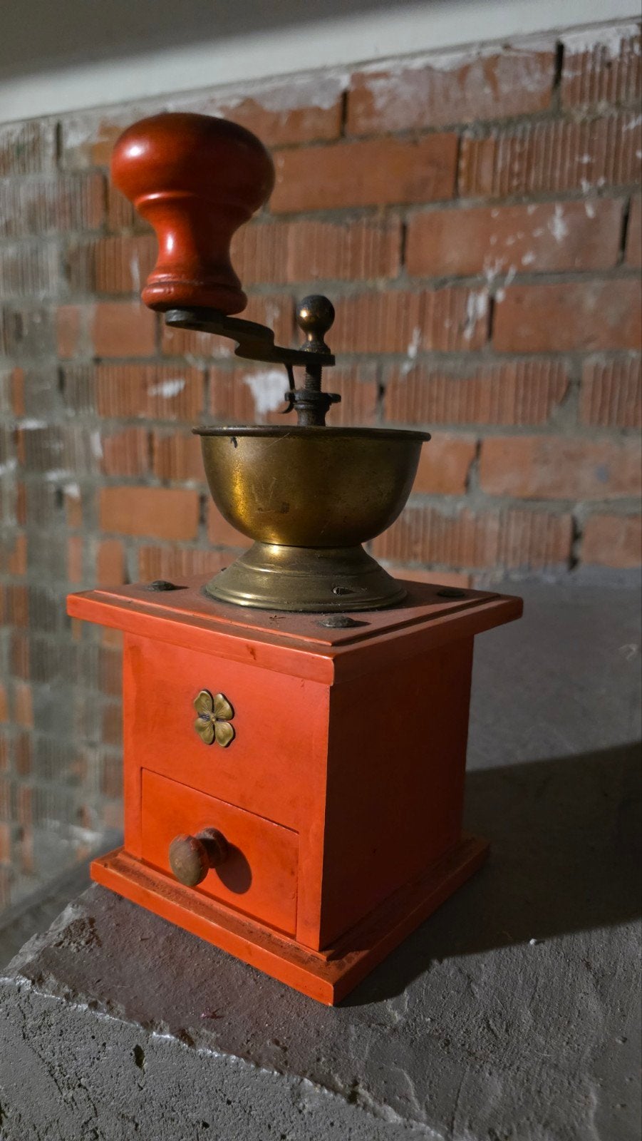 Nostalgische hout handkoffiemolen met koperen messing bakje, Antiek en Kunst, Ophalen of Verzenden