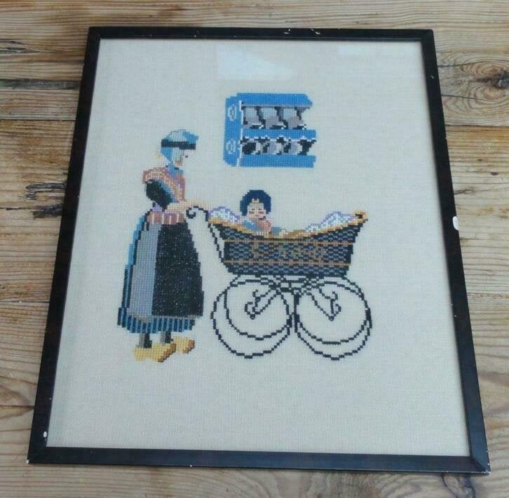 Ingelijst borduurwerk , boerin met nostalgische kinderwagen, Antiek en Kunst, Ophalen of Verzenden