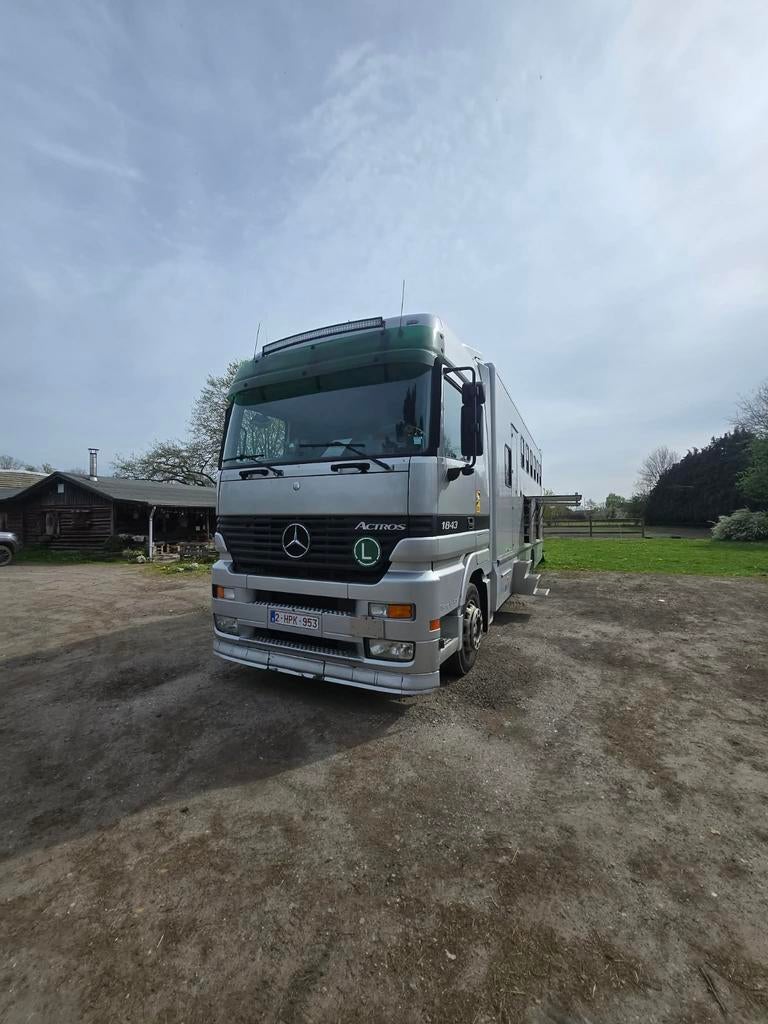 Mercedes paardenvrachtwagen 6 paarden full option, Dieren en Toebehoren, Ophalen