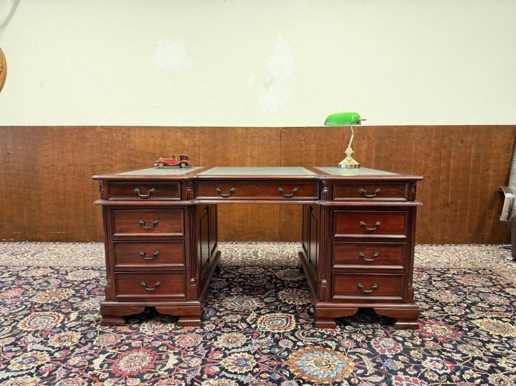 Klassiek Engels Chesterfield Bureau, Antiek en Kunst, Ophalen of Verzenden