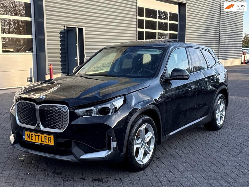 BMW iX1 XDrive30 67 kWh, harman kadon, panoramadak, Autos, BMW, Entreprise, Entretenue par le concessionnaire, 5 portes, 1200 kg