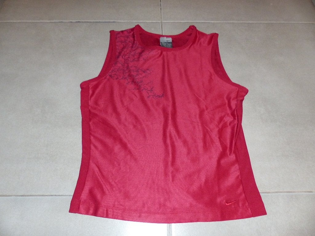 Nike rood sporttopje - maat small, Kleding | Dames, Sportkleding, Maat 38/40 (M), Nike, Ophalen of Verzenden, Zo goed als nieuw