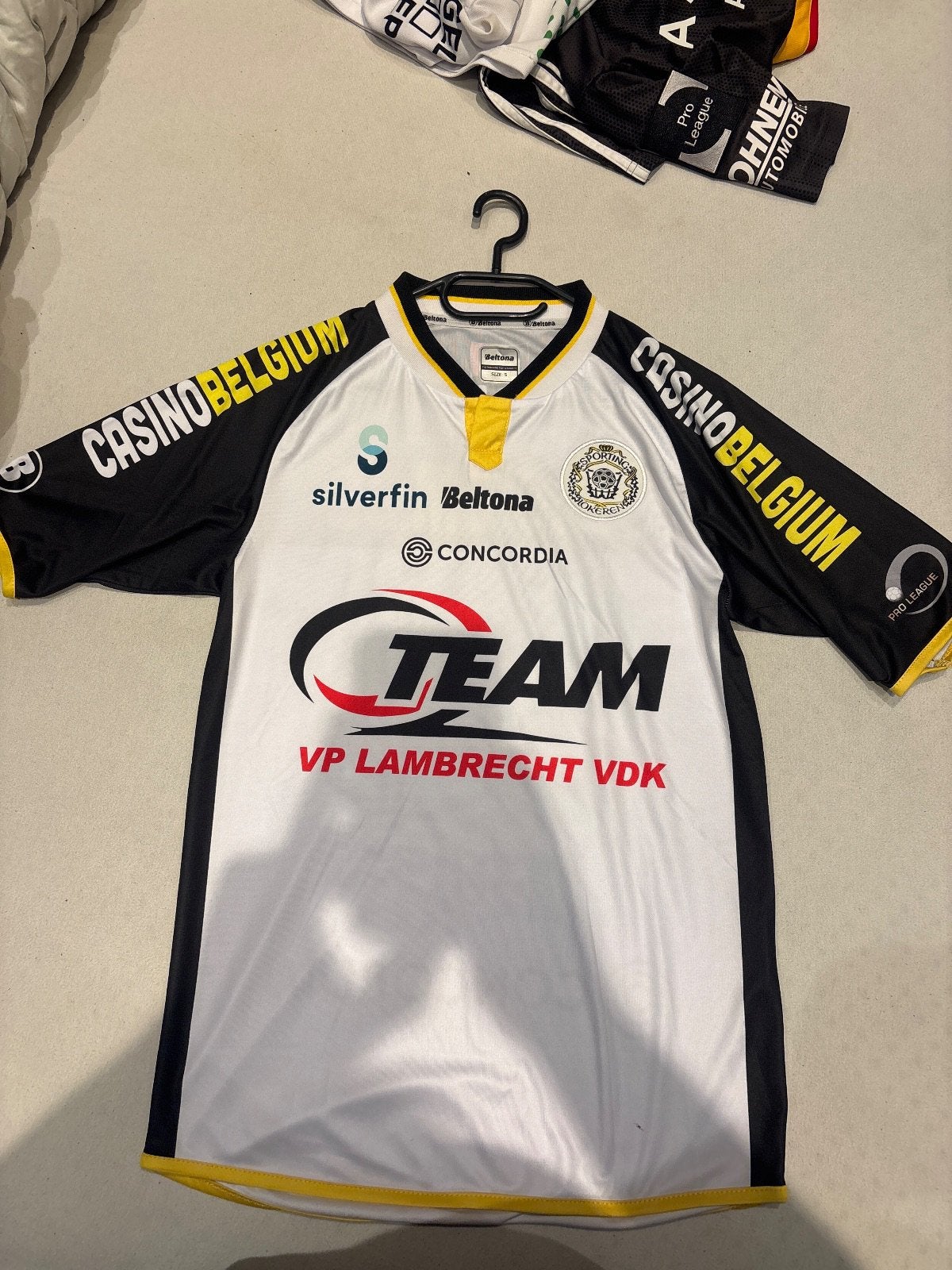Match issued Sporting Lokeren Mpati, Ophalen of Verzenden, Zo goed als nieuw, Shirt