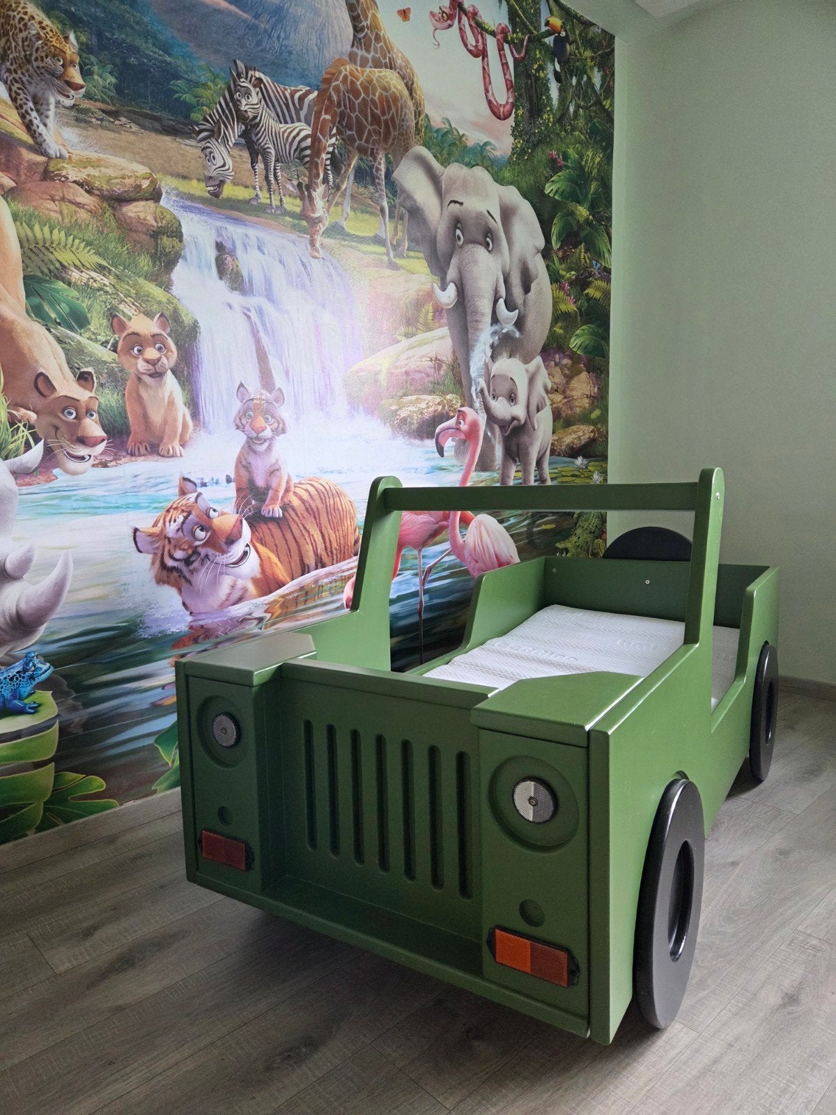 Uniek houten peuterbed safari jeep te koop, Kinderen en Baby's, Ophalen, 140 tot 160 cm, Matras