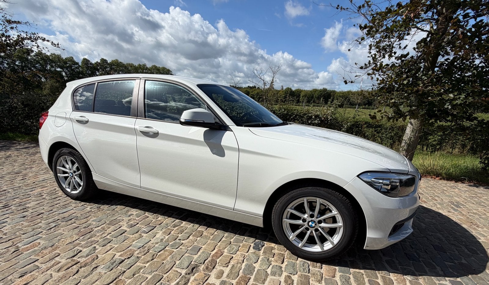 BMW 118i - 62 700 km (!) - 6/2018 - pneus neufs, Autos, 100 kW, Achat, Euro 6, Noir