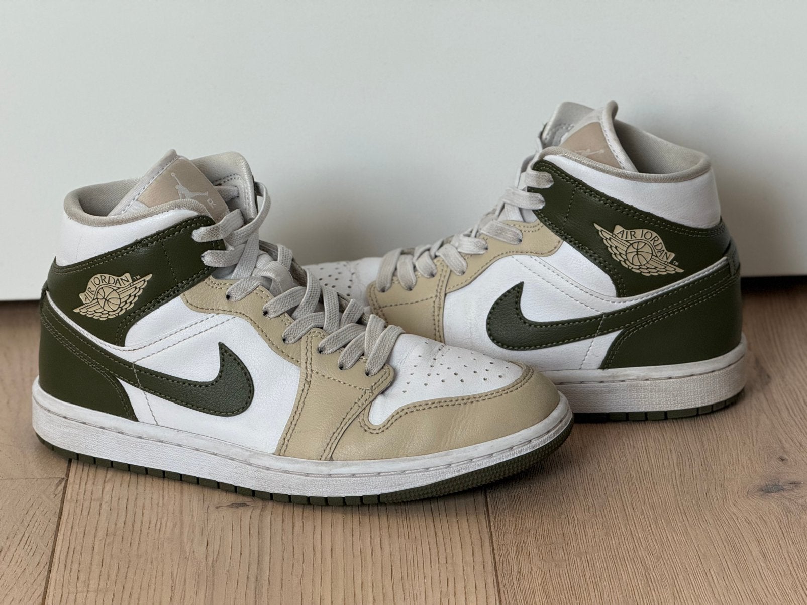 Air Jordan 1 Mid "White/Medium Olive/Rattan" Maat 38, Kleding | Heren, Schoenen, Ophalen, Overige kleuren, Zo goed als nieuw, Sneakers