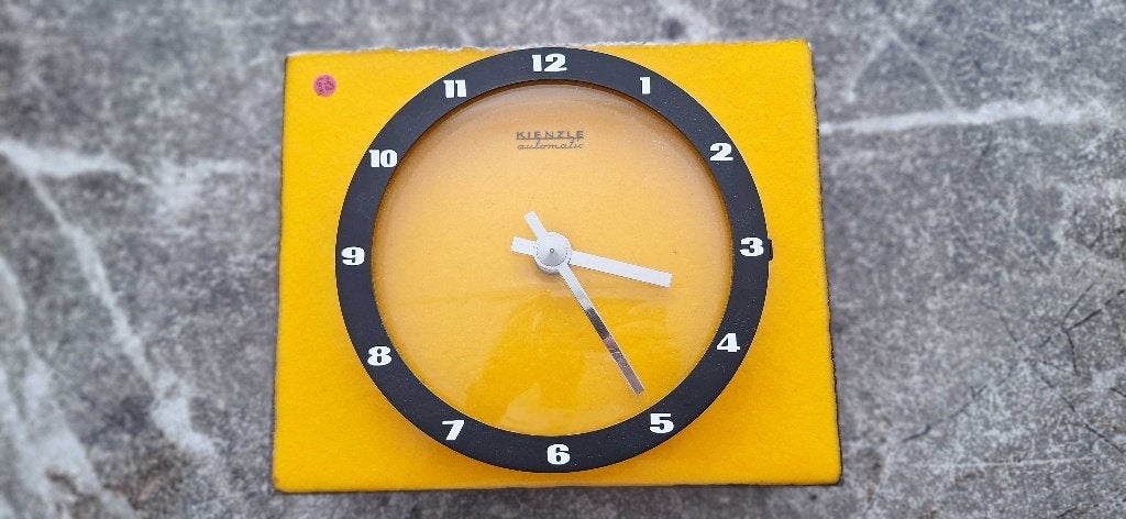 Klok Kienzle Automatic - oranje, zwartje en hout muurklok, Antiek en Kunst, Ophalen
