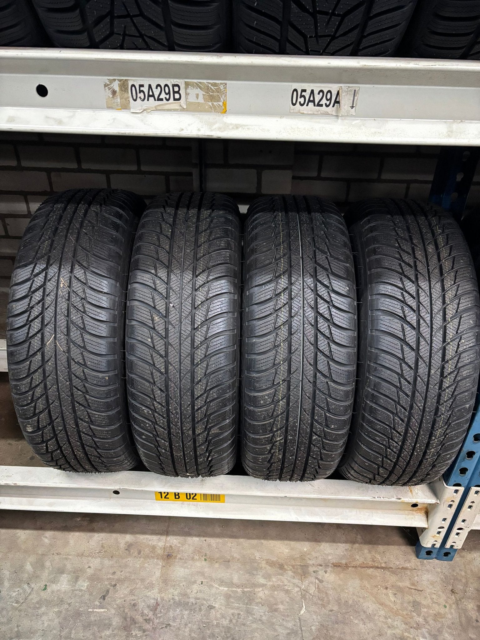 set Bridgestone winterbanden 205 60 16 inch nieuw, Neuf, Pneus hiver, 16 pouces, Véhicule de tourisme