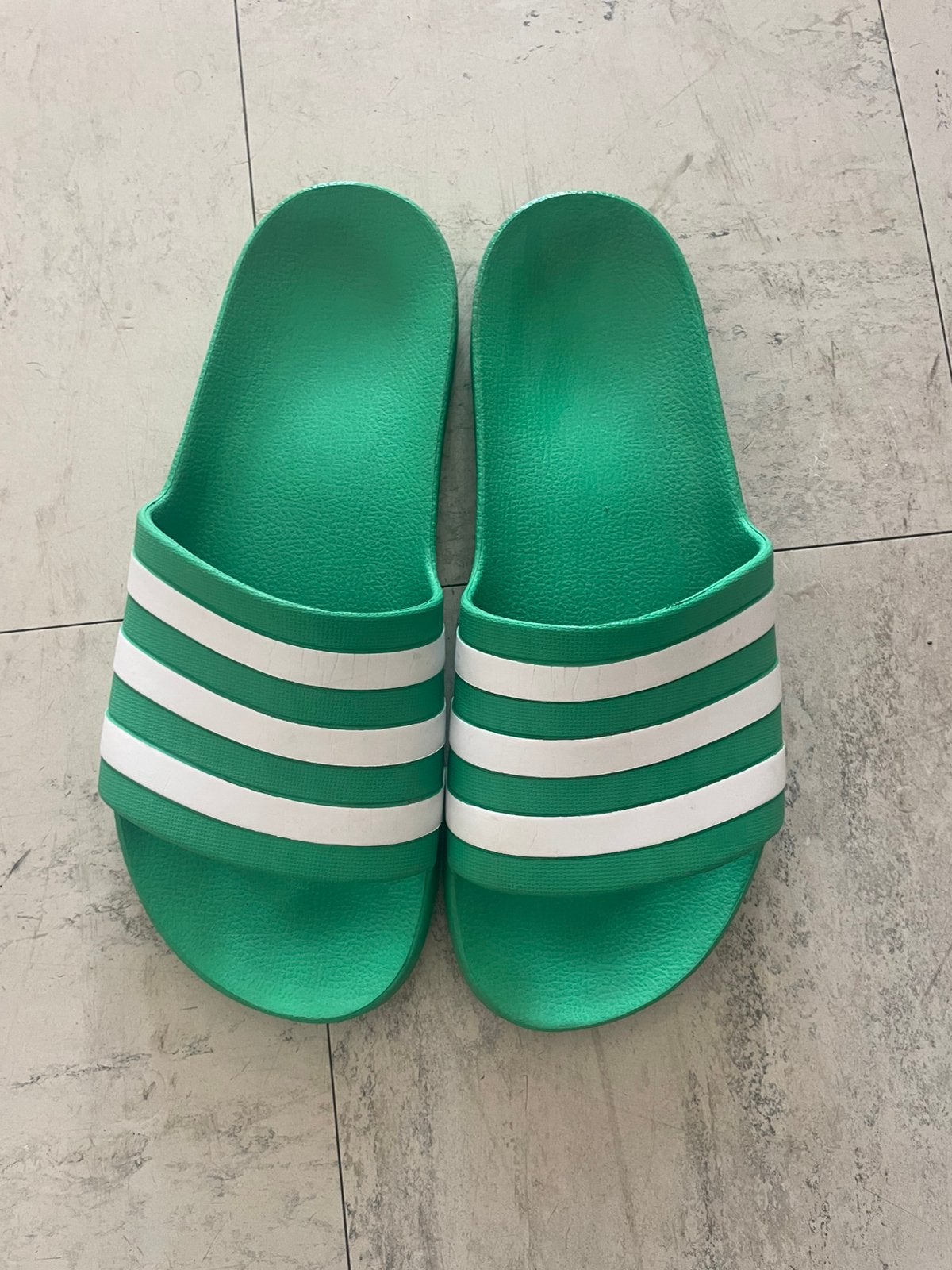 adidas Adilette claquettes vertes/blanches, Enlèvement ou Envoi, Comme neuf, Taille 43 à 46, Autres couleurs
