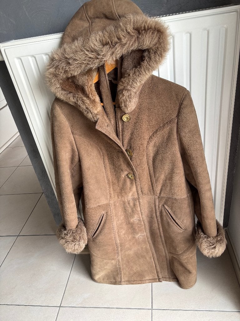 3/4 jas + capuchon van schapenvacht, gevoerd met bont, Kleding | Dames, Overige Dameskleding, Ophalen, Zo goed als nieuw