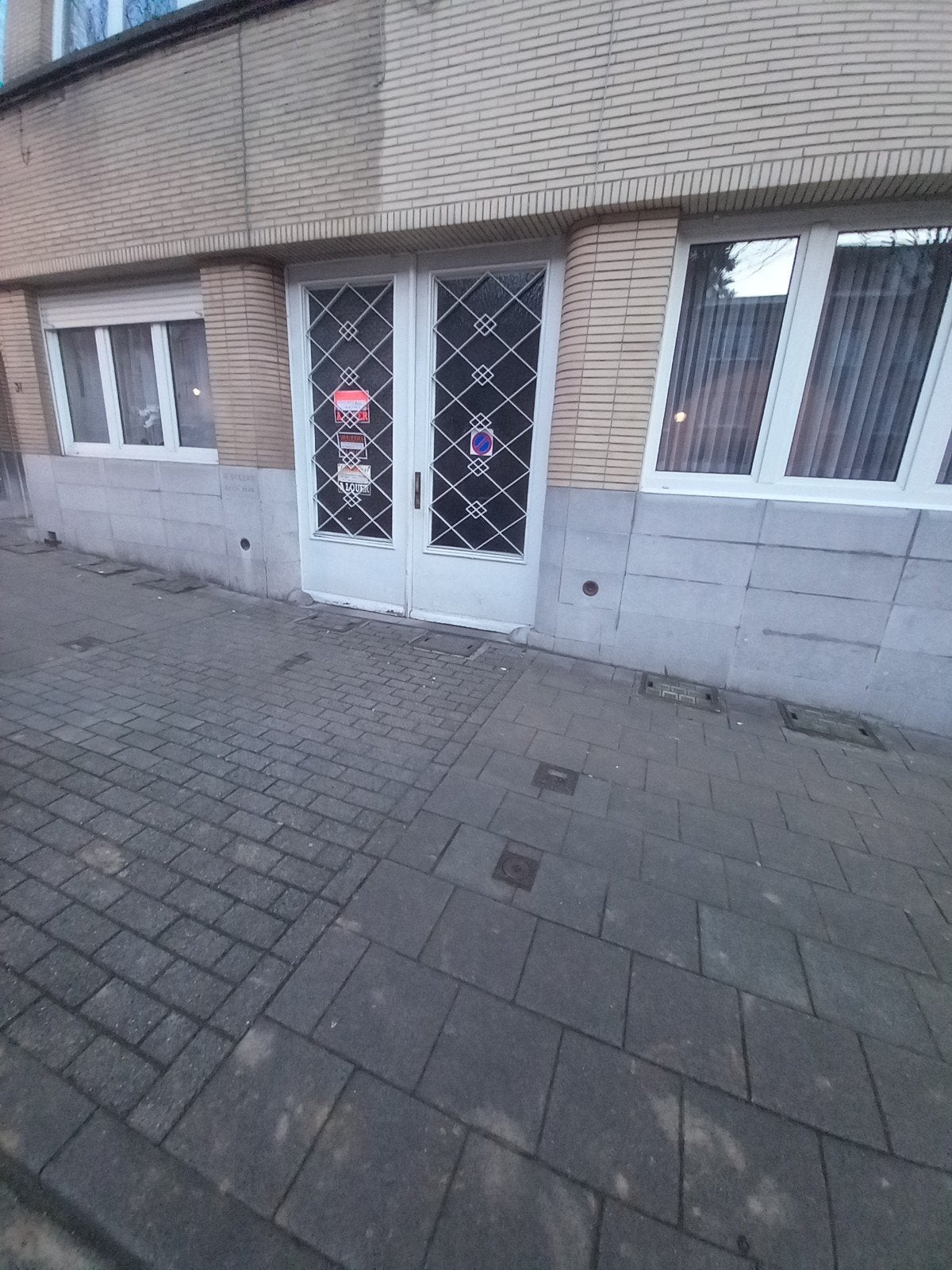 5 emplacement parking interieur a vendre Sur koekelberg