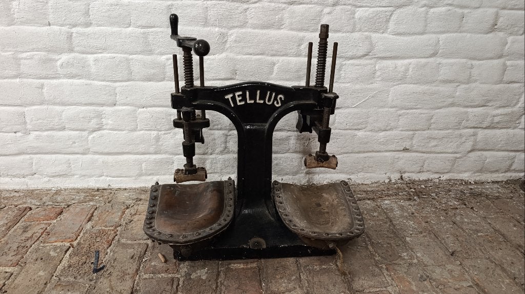 Presse à chaussures en fonte antique Tellus, Antiquités & Art, Antiquités | Machines à coudre, Enlèvement