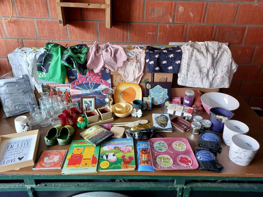 Rommelmarkt gerief 3 banaandozen vol alles weg voor 9 €, Ophalen, Zo goed als nieuw