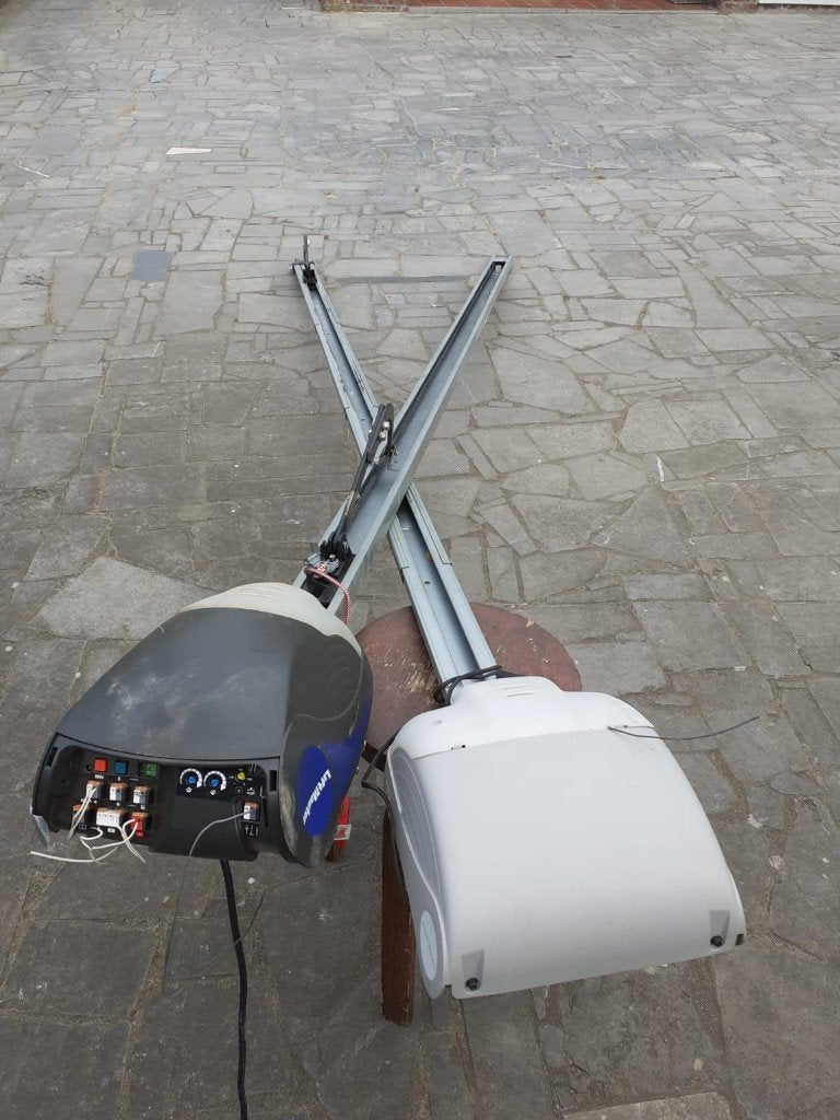 twee garagedeuropeners : merk LiftMaster, Ophalen, Gebruikt