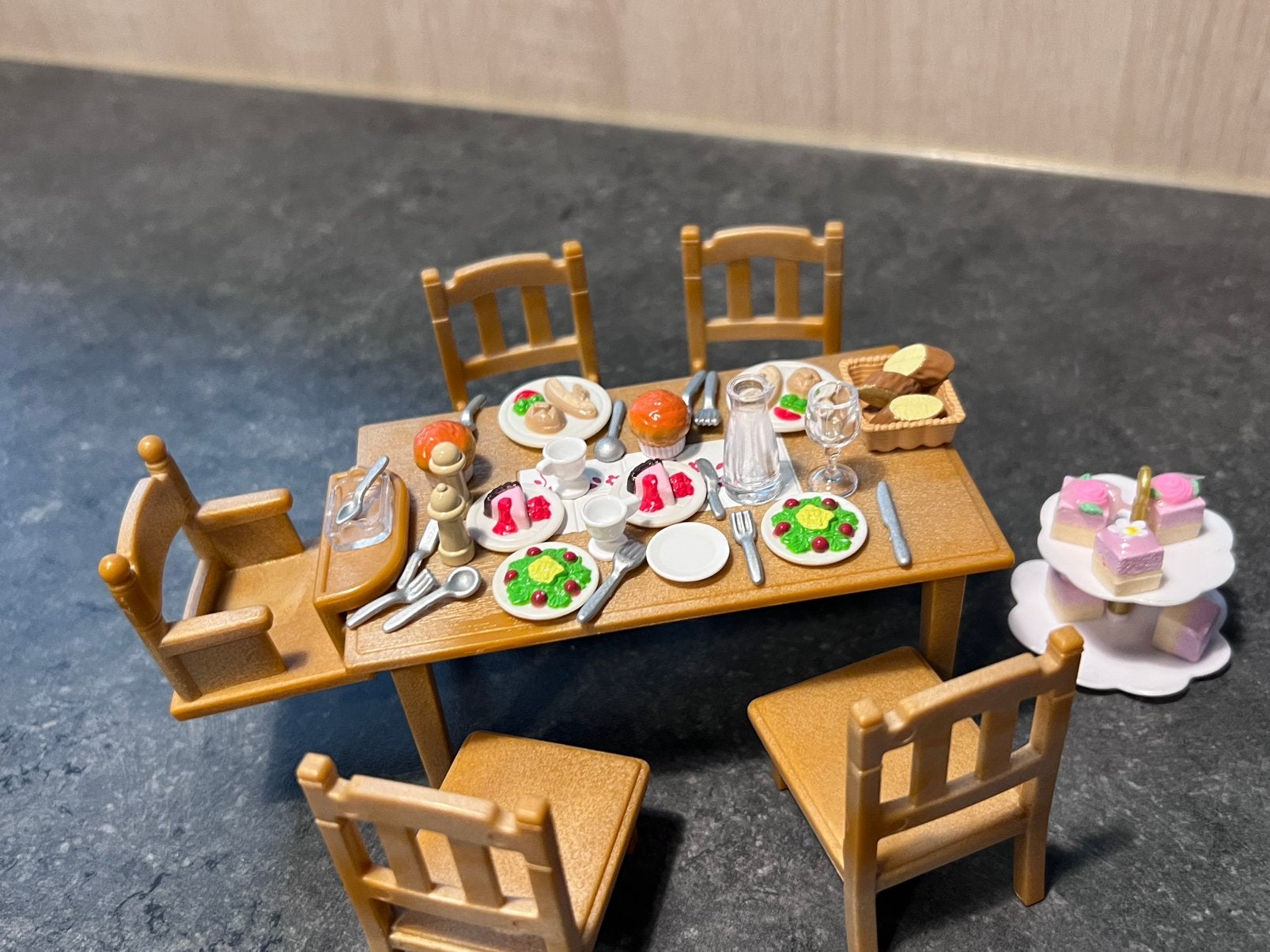 Sylvanian poppenhuis - gevulde eettafel, Ophalen, Zo goed als nieuw, Poppenhuis