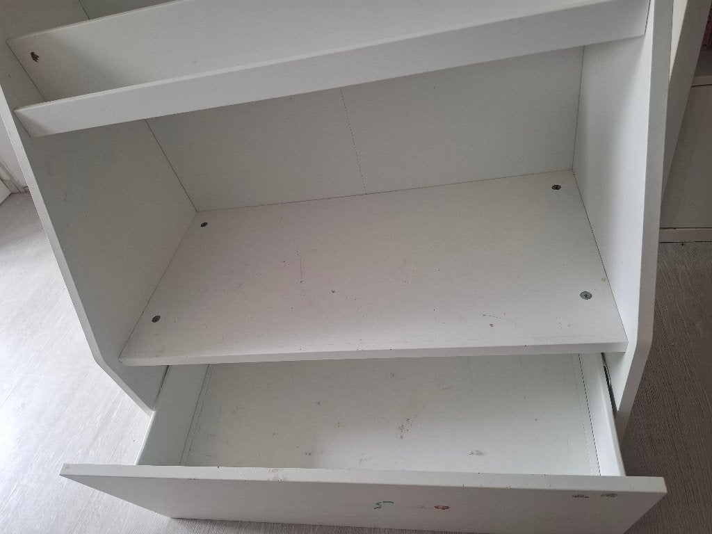Bibliothèque IKEA avec tiroir de rangement, Maison & Meubles, 25 à 50 cm, Moins de 100 cm, Synthétique, Utilisé