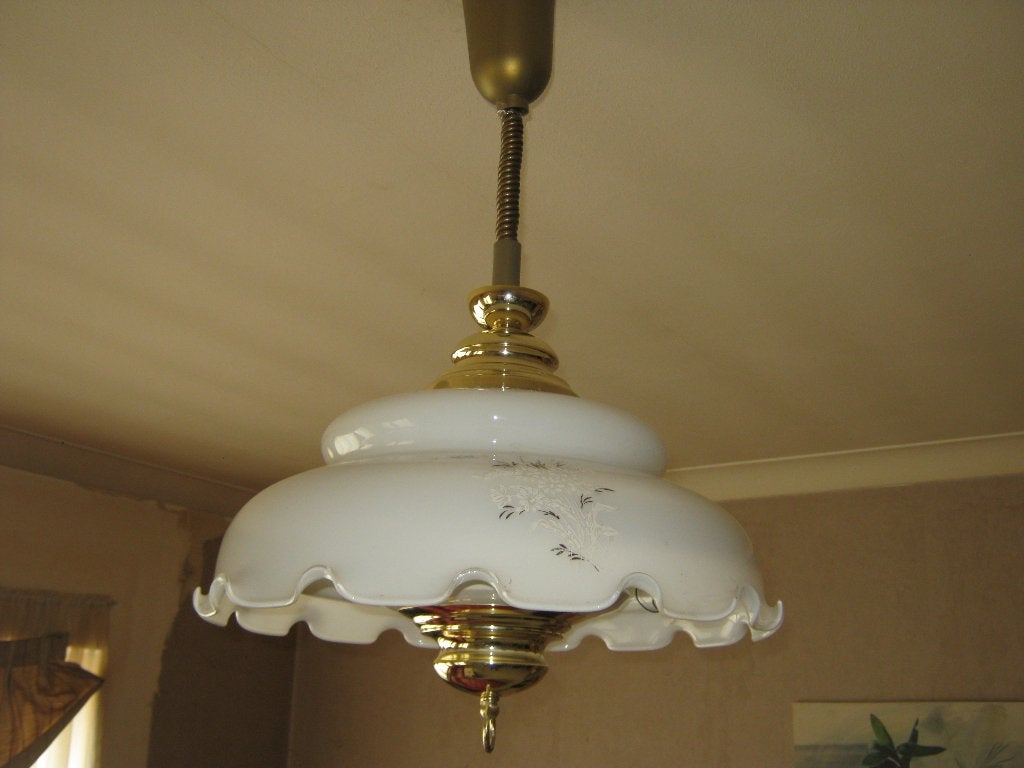 Lustre réglable en hauteur   Diam : 51 cm Coupole en opalin, Maison & Meubles, Autres culots, Enlèvement ou Envoi, Motifs fleuris