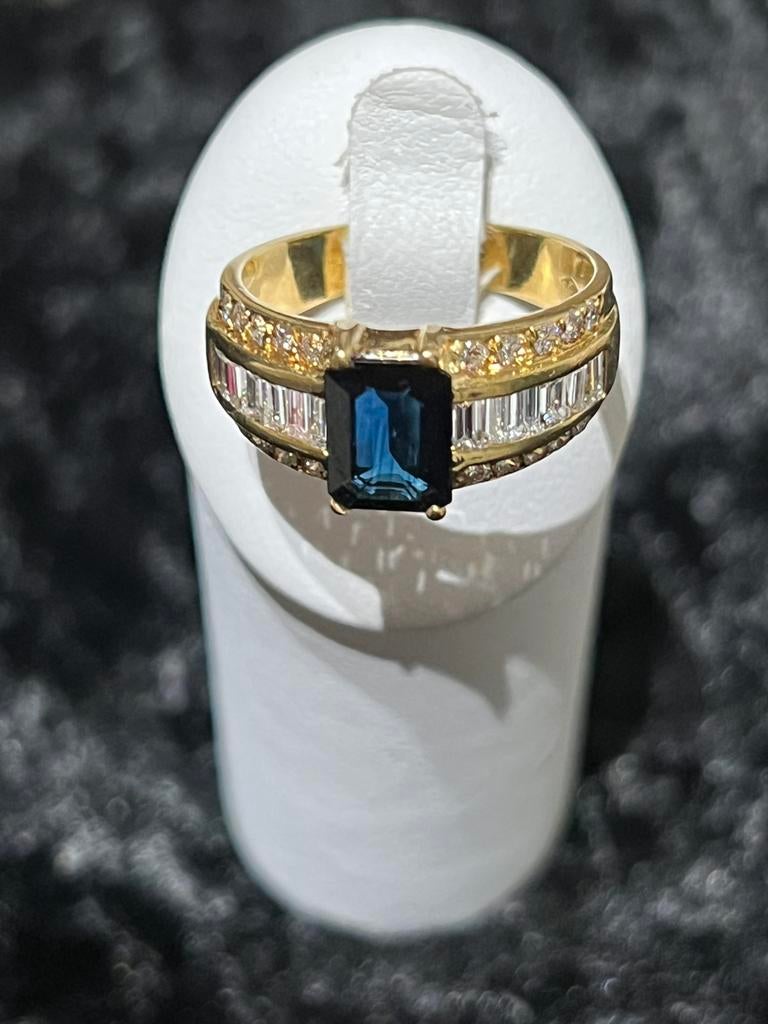 Gouden ring 18 kr donkere blouwe saffier, Ophalen, Zo goed als nieuw