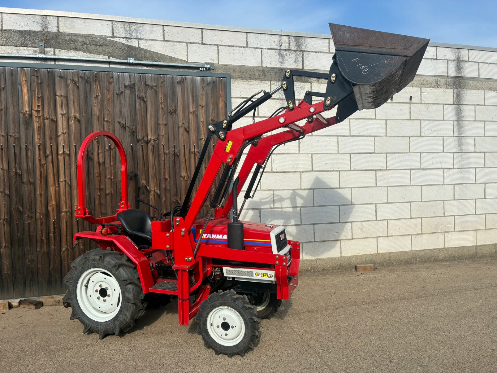 Minitractor yanmar F15 met voorlader, Enlèvement