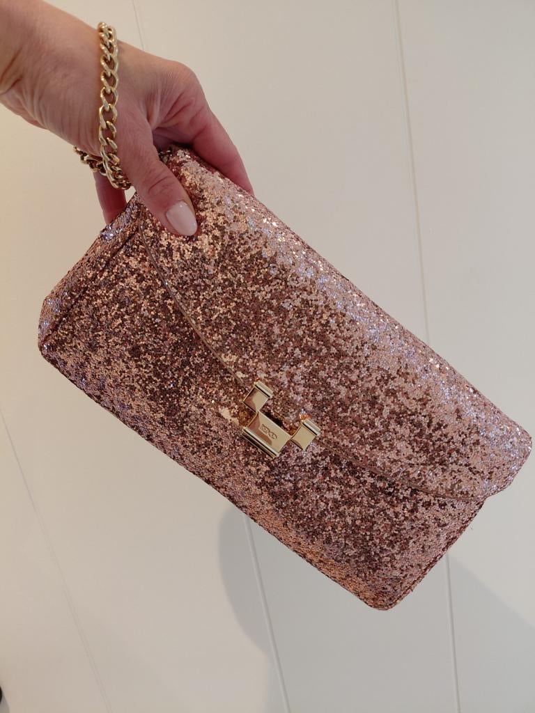 Clutch Red Valentino, Enlèvement