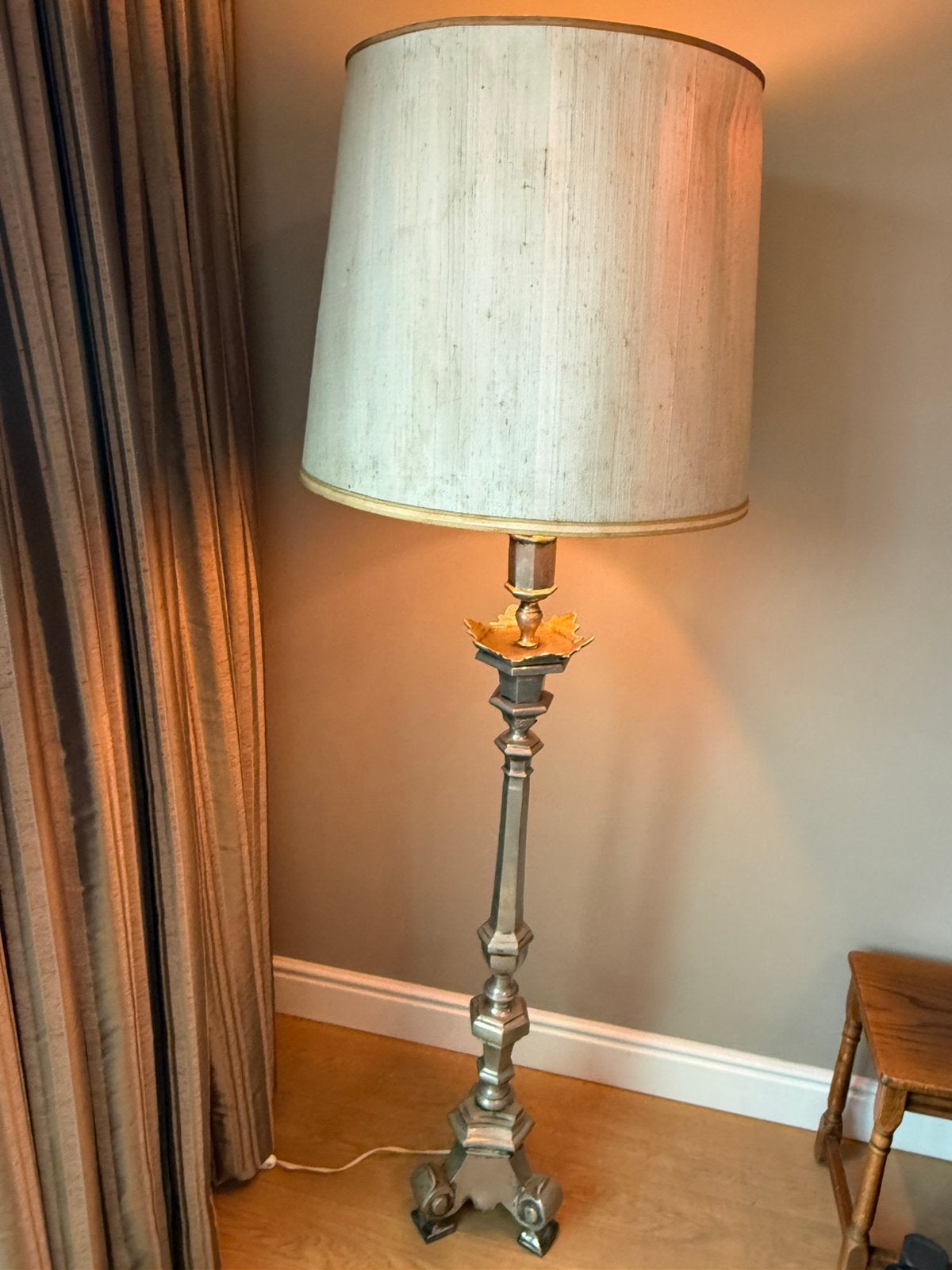 Statige vintage vloerlamp met sierlijke metalen voet, Métal, 150 à 200 cm, Enlèvement, E27 (grand)
