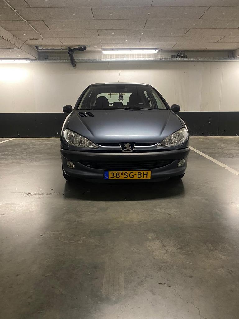 Peogeot 206 grijs veel optie, Auto's, Stof, 4 cilinders, 65 kW, Adaptieve lichten