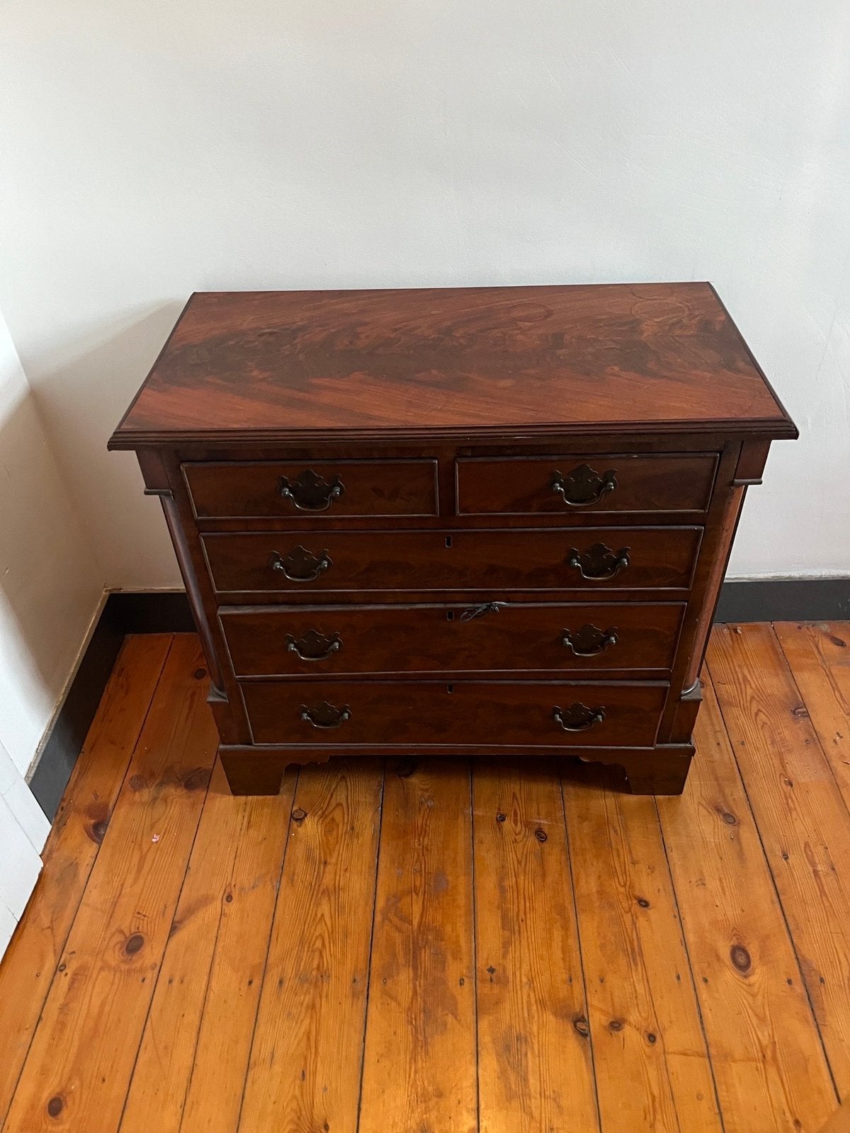 Petit meuble à tiroirs en bois – Style classique – 65 €, Enlèvement, Comme neuf, Métal