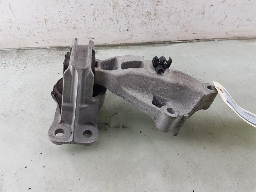 MOTORSTEUN Duster (SR) (|112322283R|112105088R|112106406R|), Gebruikt, Dacia