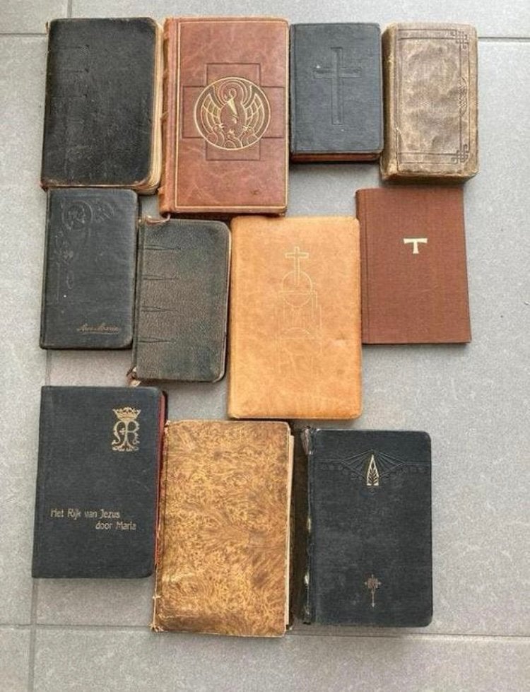 Lot van 23 kerkboeken,gebedsboeken, communieboeken,misboeken, Enlèvement ou Envoi