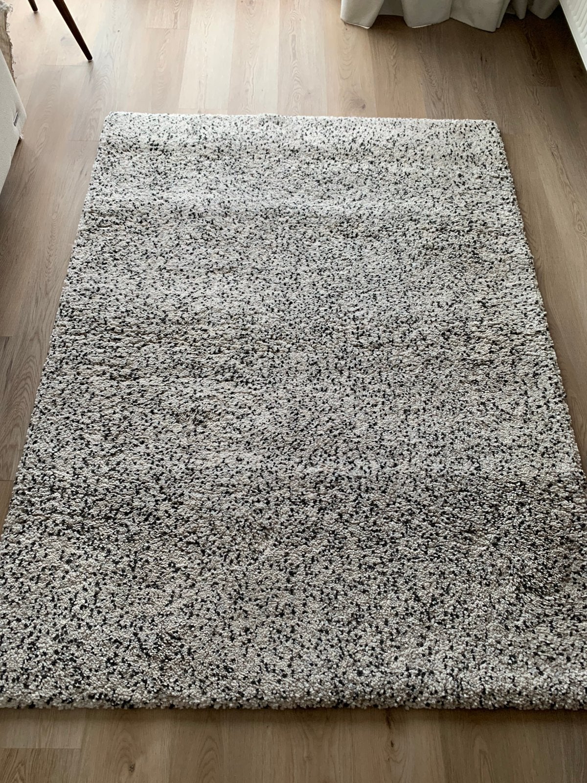 Gespikkeld tapijt (model Vindum) van Ikea (133x180 cm), Huis en Inrichting, Ophalen, 100 tot 150 cm, Zwart, Zo goed als nieuw