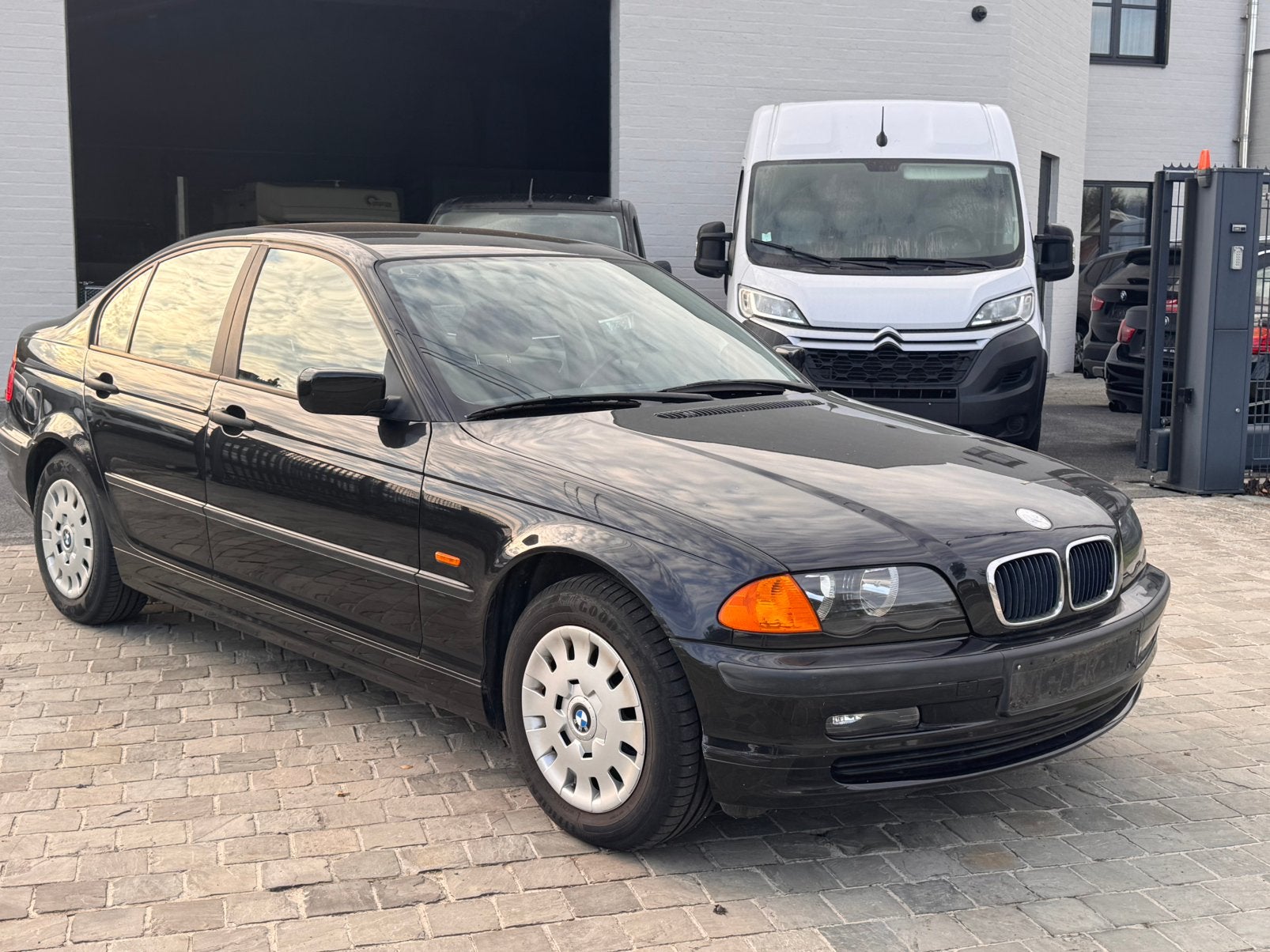 BMW 316 i type 46 157000 km, Auto's, Zwart, Zwart, Bedrijf, Handgeschakeld