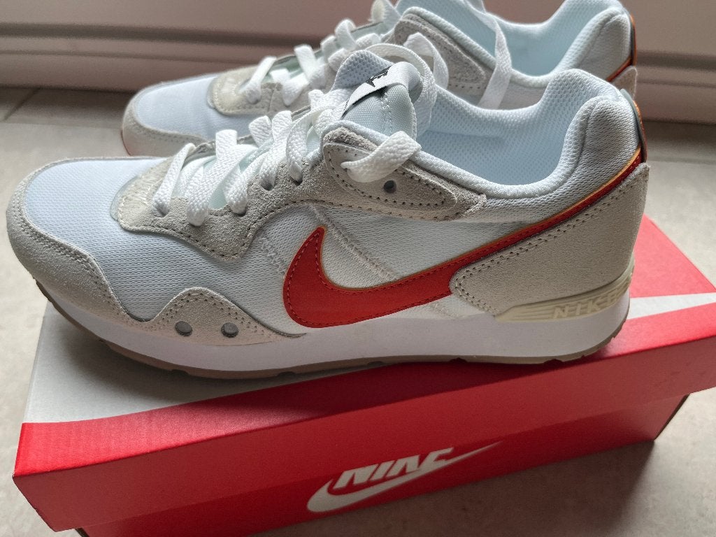 Loopschoen Nike Dames maat 38. (7), Sport en Fitness, Loopsport en Atletiek, Ophalen, Nike, Overige typen, Nieuw