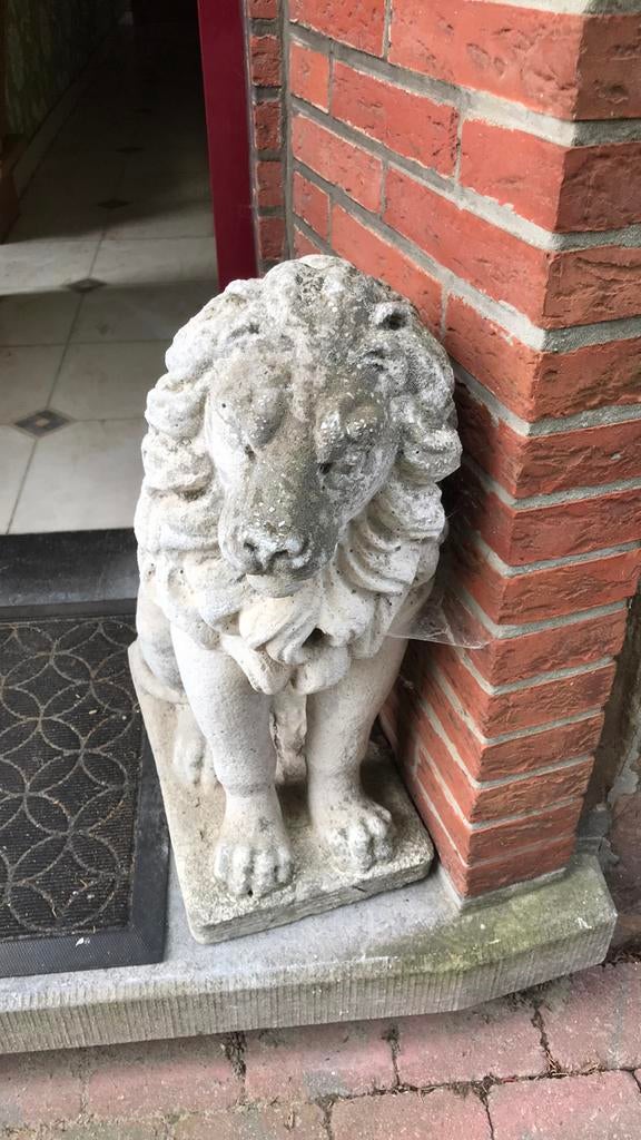 Koppel beelden van leeuwen in steen waarvan 1 licht besc, Tuin en Terras, Ophalen, Gebruikt, Steen