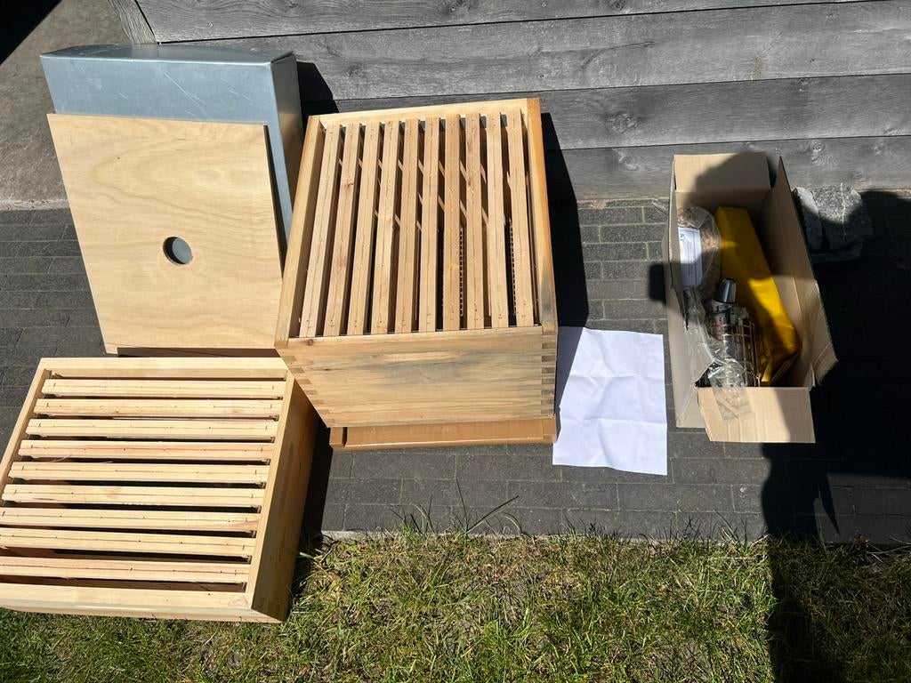 Bijenkast nieuw met accessoires, Tuin en Terras, Ophalen, Zo goed als nieuw