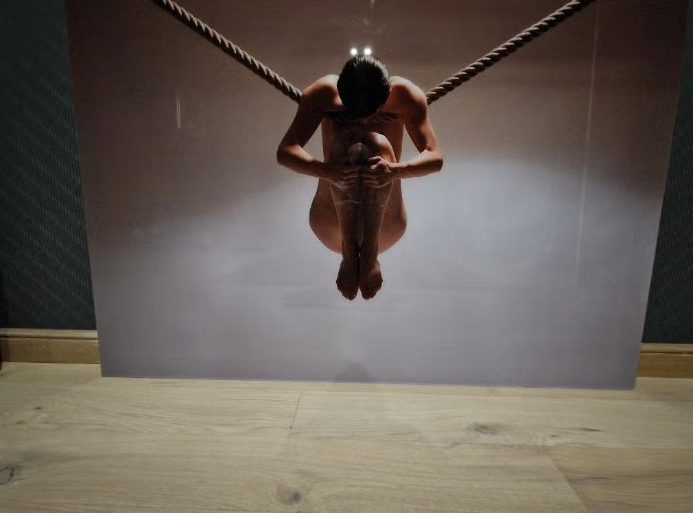 Nobuyoshi Araki "Vrouw opgehangen aan touwen", circa 1990, Tableau/impression, Autres matériaux, 100 cm, Enlèvement