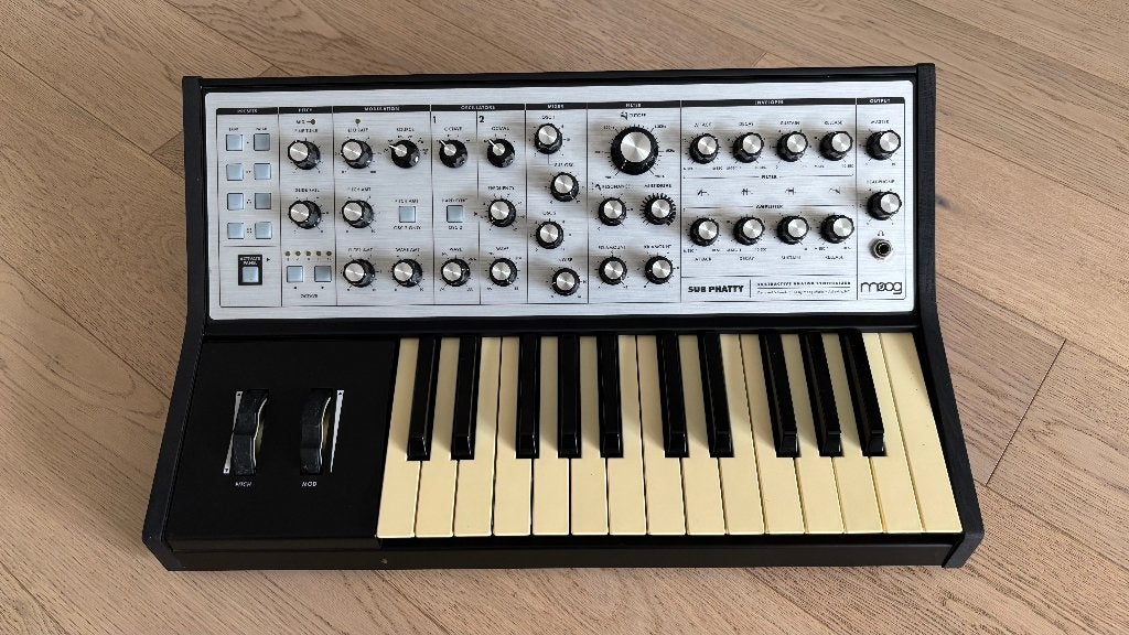 Moog Sub Phatty (met zwarte houten zijpanelen), Muziek en Instrumenten, Overige merken, Gebruikt, Met midi-aansluiting, Overige aantallen