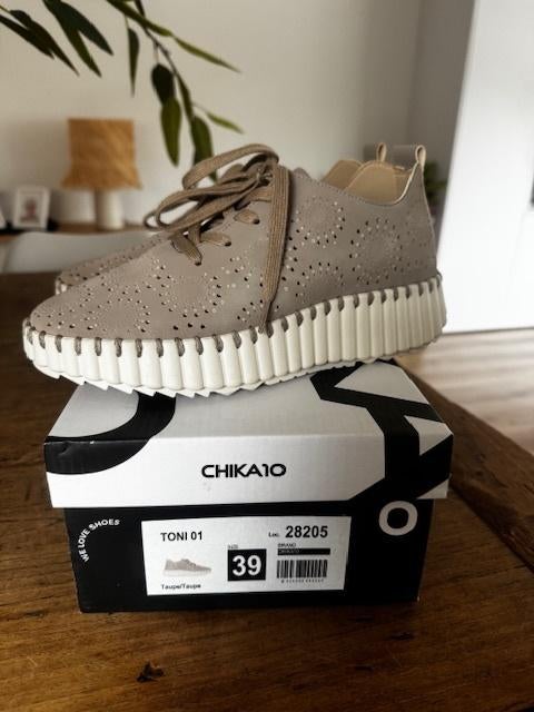 nieuwe speciale sneakers van Chika10 maat 39, Beige, Nieuw, Ophalen of Verzenden, Sneakers
