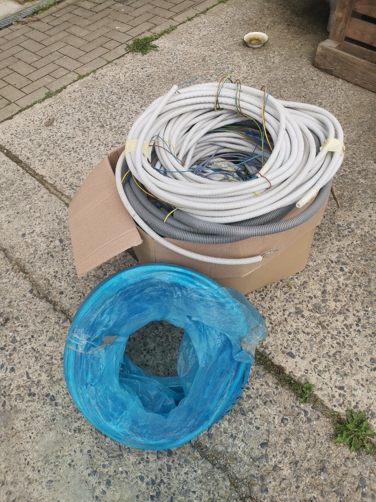 Rouleaux de câbles et pièces de dépassement, Enlèvement, Comme neuf, Câble ou Fil électrique